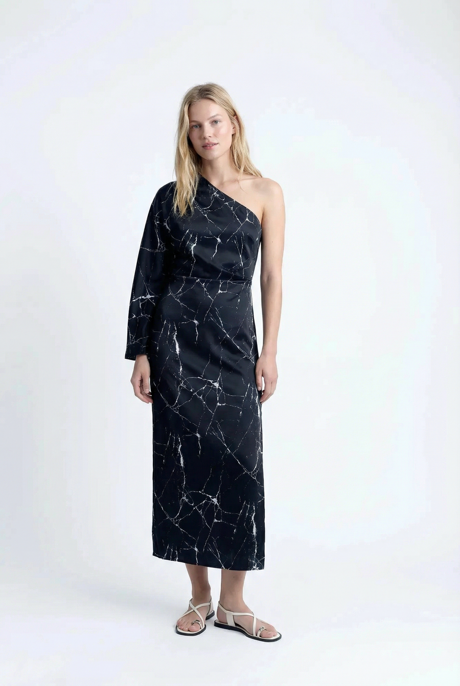 Vestido de noche asimétrico de satén negro para mujer con elegante estampado de mármol y una manga.