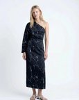 Vestido de noche asimétrico de satén negro para mujer con elegante estampado de mármol y una manga.