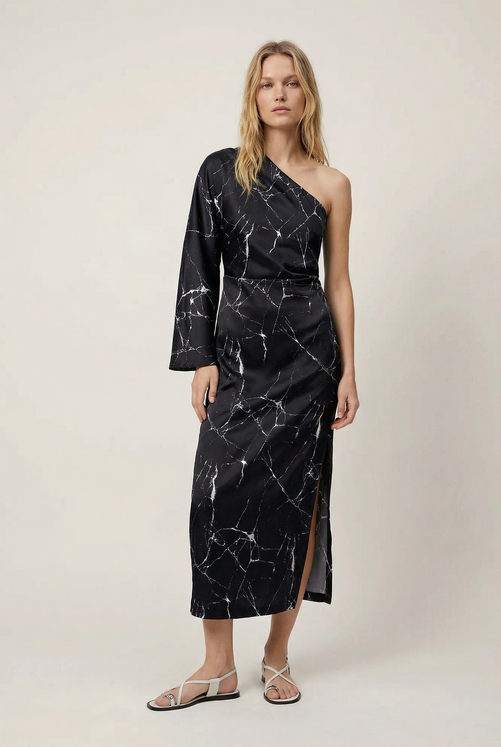 Vestido de noche asimétrico de satén negro para mujer con elegante estampado de mármol y una manga.