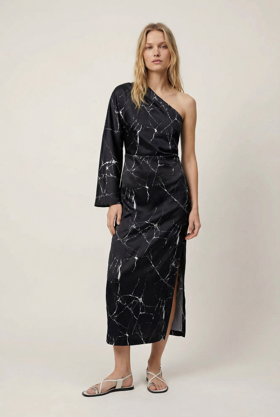 Vestido de noche asimétrico de satén negro para mujer con elegante estampado de mármol y una manga.