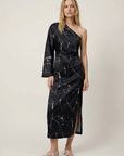Vestido de noche asimétrico de satén negro para mujer con elegante estampado de mármol y una manga.