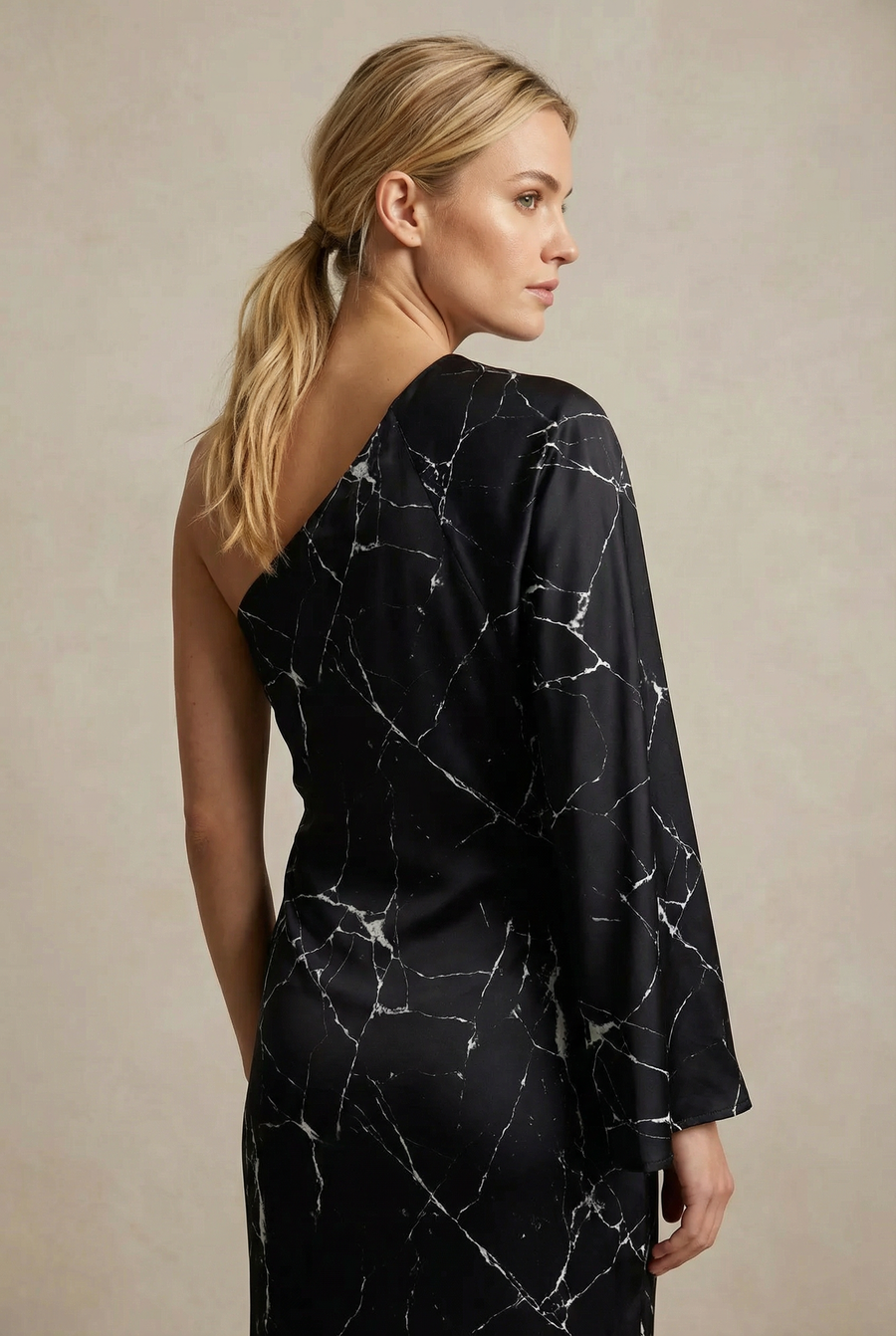 Robe Asymétrique Satinée Noire Imprimé Marbre