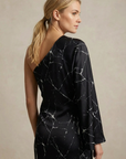 Vestido de noche asimétrico de satén negro para mujer con elegante estampado de mármol y una manga.