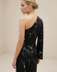 Vestido de noche asimétrico de satén negro para mujer con elegante estampado de mármol y una manga.