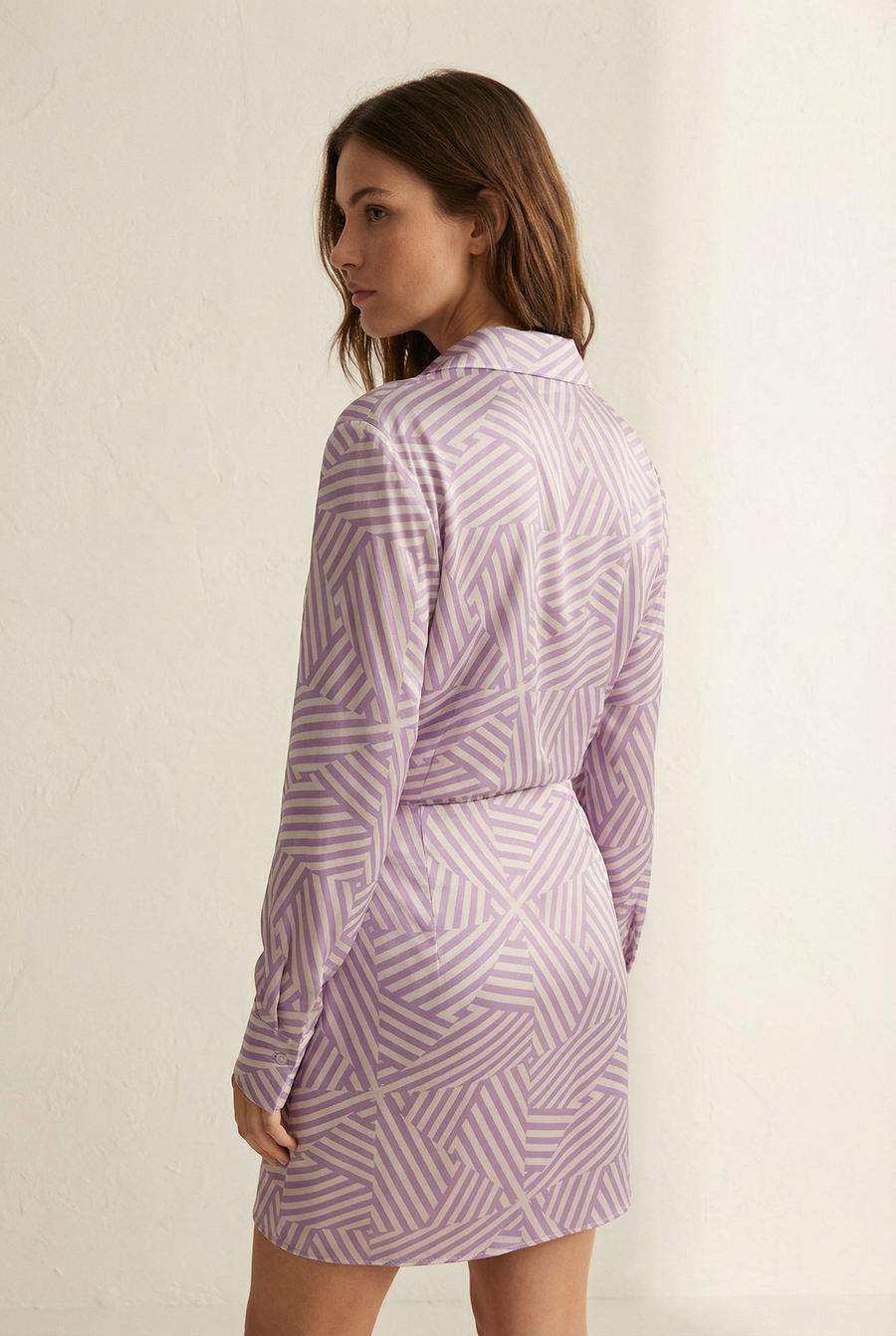 Robe Chemise Femme Courte Imprimée Violet à Rayures Graphiques, Chic et Tendance vue portée