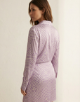Robe Chemise Femme Courte Imprimée Violet à Rayures Graphiques, Chic et Tendance vue portée