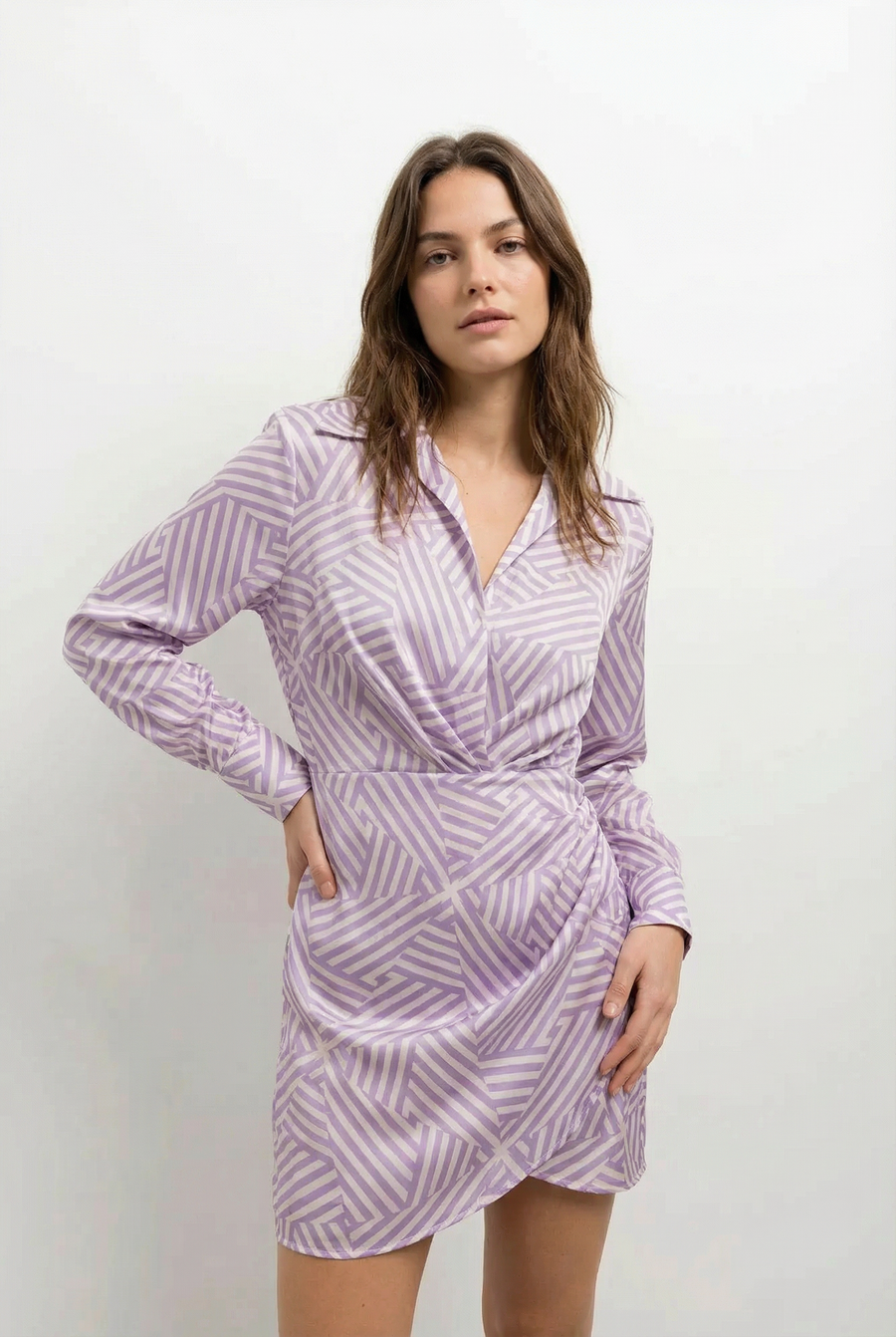 Robe Chemise Femme Courte Imprimée Violet à Rayures Graphiques, Chic et Tendance vue de profil