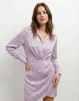 Robe Chemise Femme Courte Imprimée Violet à Rayures Graphiques, Chic et Tendance vue de profil