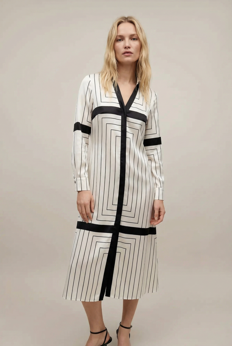 Robe Chemise Longue Chic À Rayures Noires Et Blanches Pour Un Look Élégant Et Confortable
