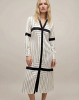 Robe Chemise Longue Chic À Rayures Noires Et Blanches Pour Un Look Élégant Et Confortable