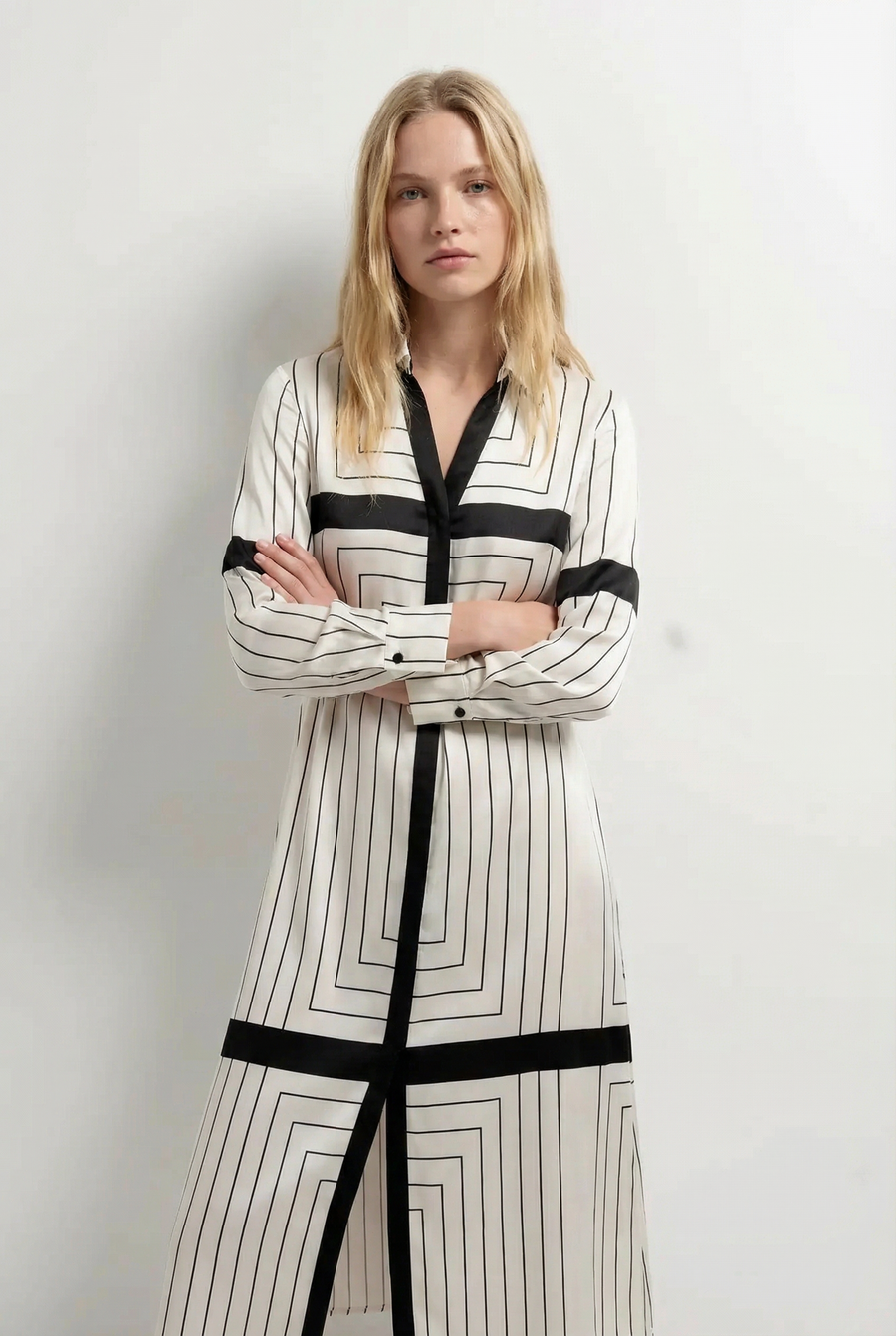 Robe Chemise Longue Chic À Rayures Noires Et Blanches Pour Un Look Élégant Et Confortable