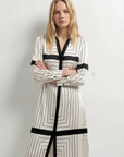 Robe Chemise Longue Chic À Rayures Noires Et Blanches Pour Un Look Élégant Et Confortable