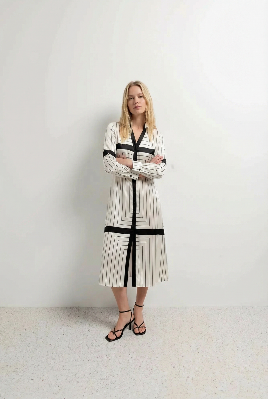 Robe Chemise Longue Chic À Rayures Noires Et Blanches Pour Un Look Élégant Et Confortable
