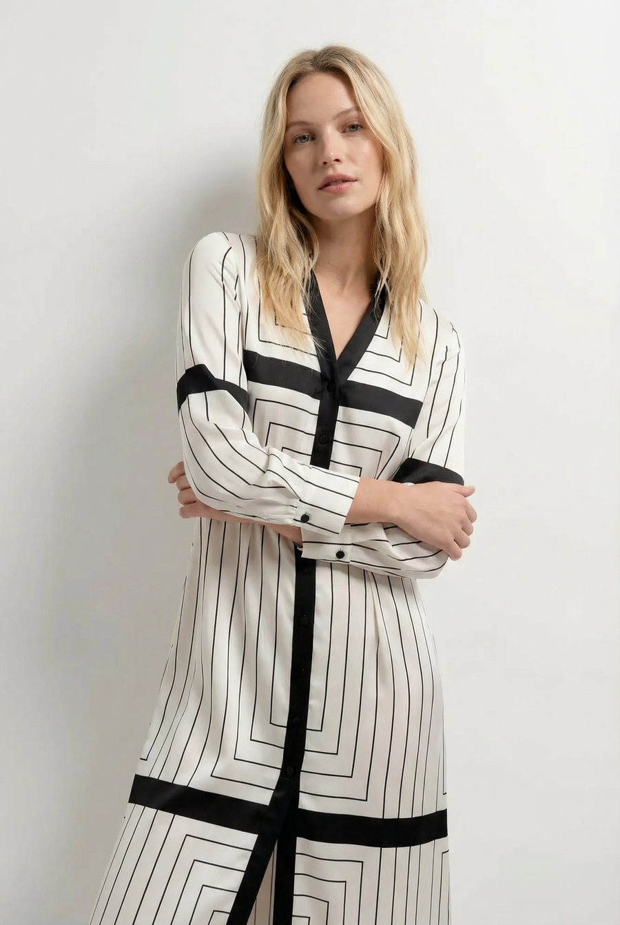 Robe Chemise Longue Chic À Rayures Noires Et Blanches Pour Un Look Élégant Et Confortable