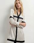 Robe Chemise Longue Chic À Rayures Noires Et Blanches Pour Un Look Élégant Et Confortable