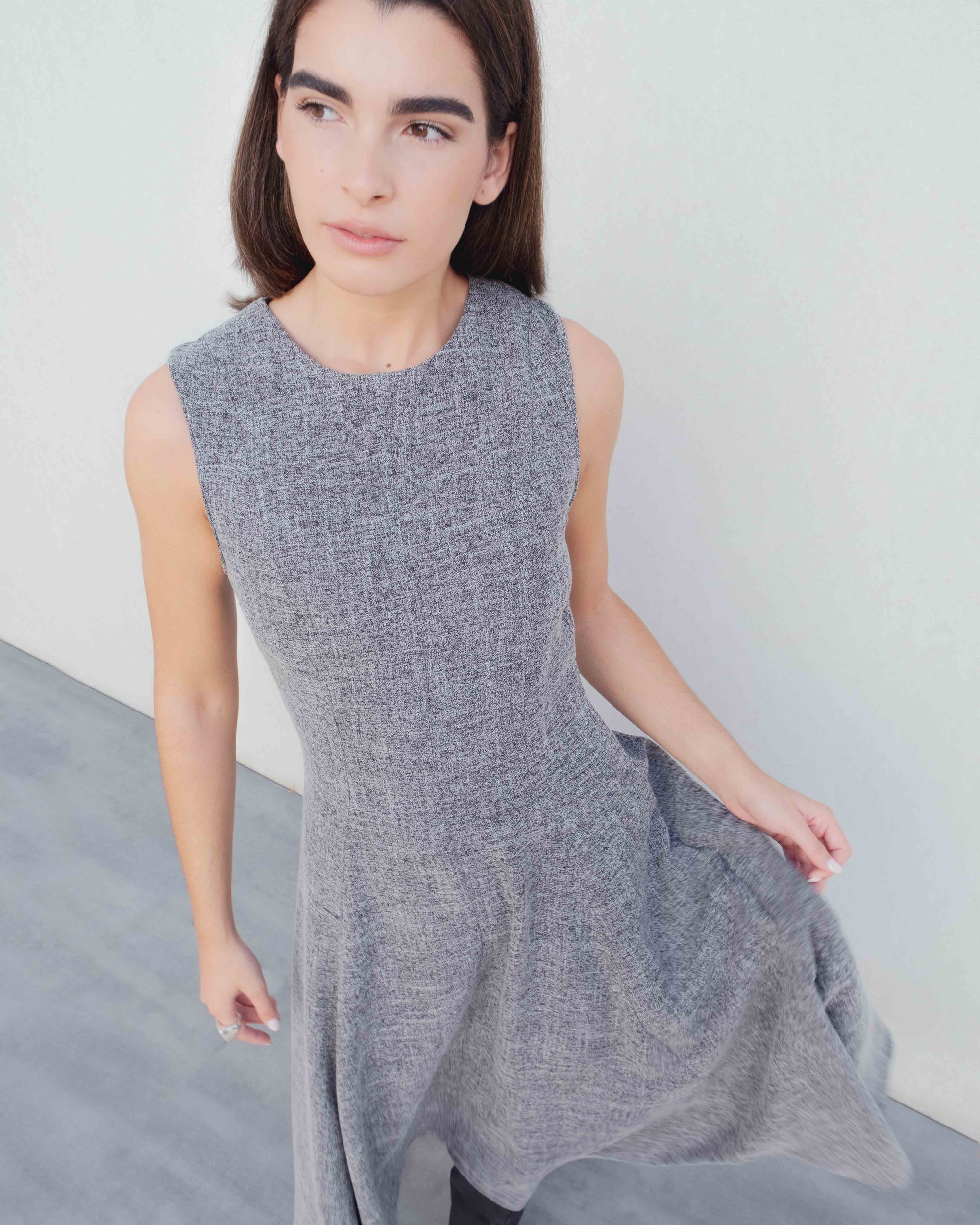 Modèle féminin portant une Élégance structurée robe midi coupe droite grise polyester viscose, idéale comme robe hiver longue.