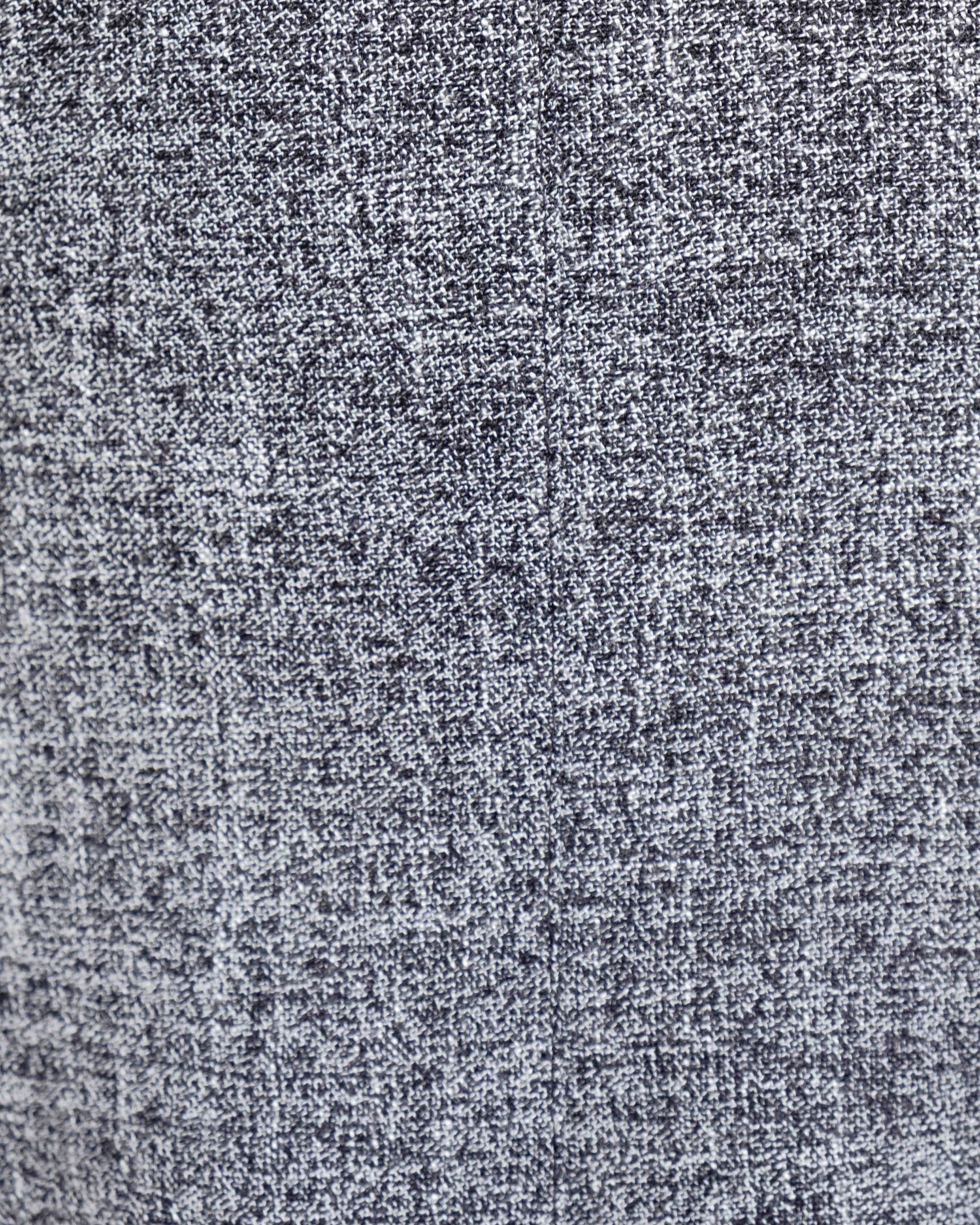 Détail du tissu d'une Élégance structurée robe midi coupe droite grise polyester viscose, révélant la qualité parfaite pour robe hiver longue.