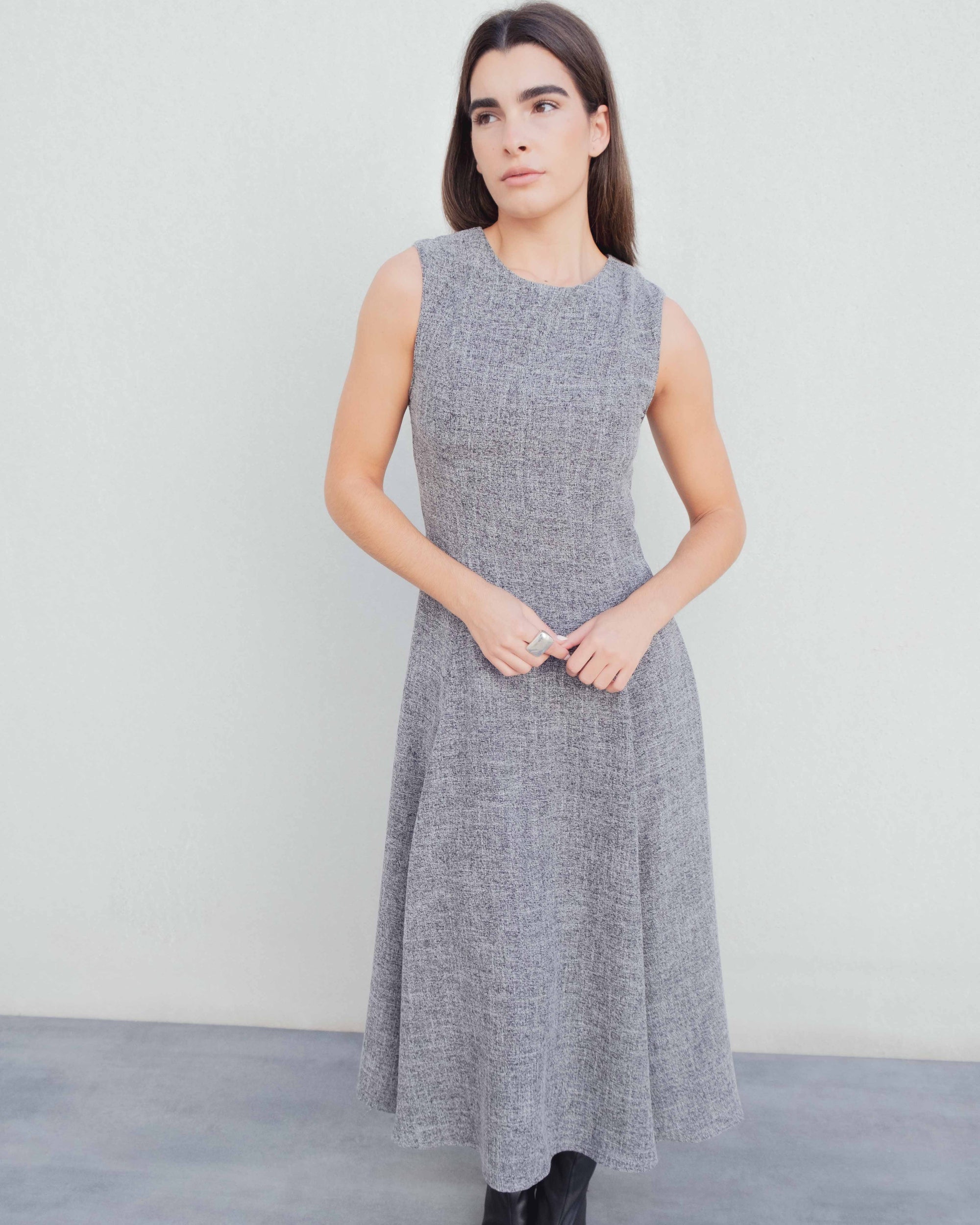 Femme souriante en Élégance structurée robe midi coupe droite grise polyester viscose, parfaite comme robe hiver longue.