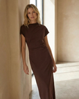 Vestido largo marrón con detalles plisados