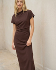 Vestido largo marrón con detalles plisados