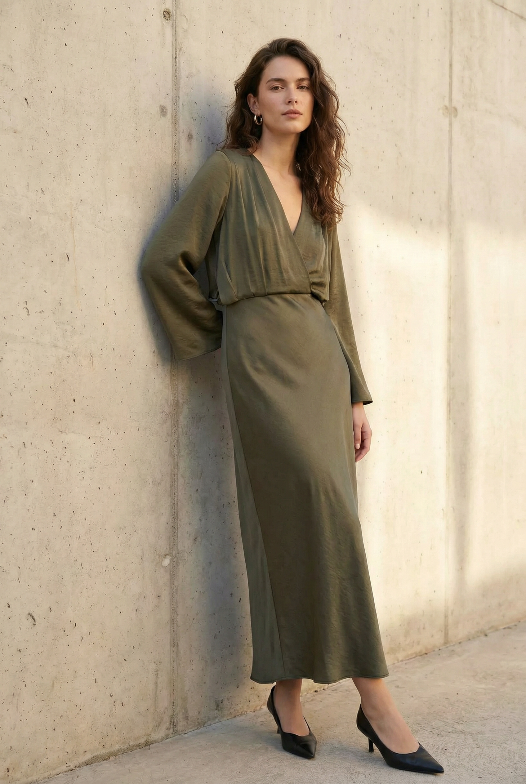 Elegante y cómodo vestido largo verde salvia fluido para noches y salidas informales.