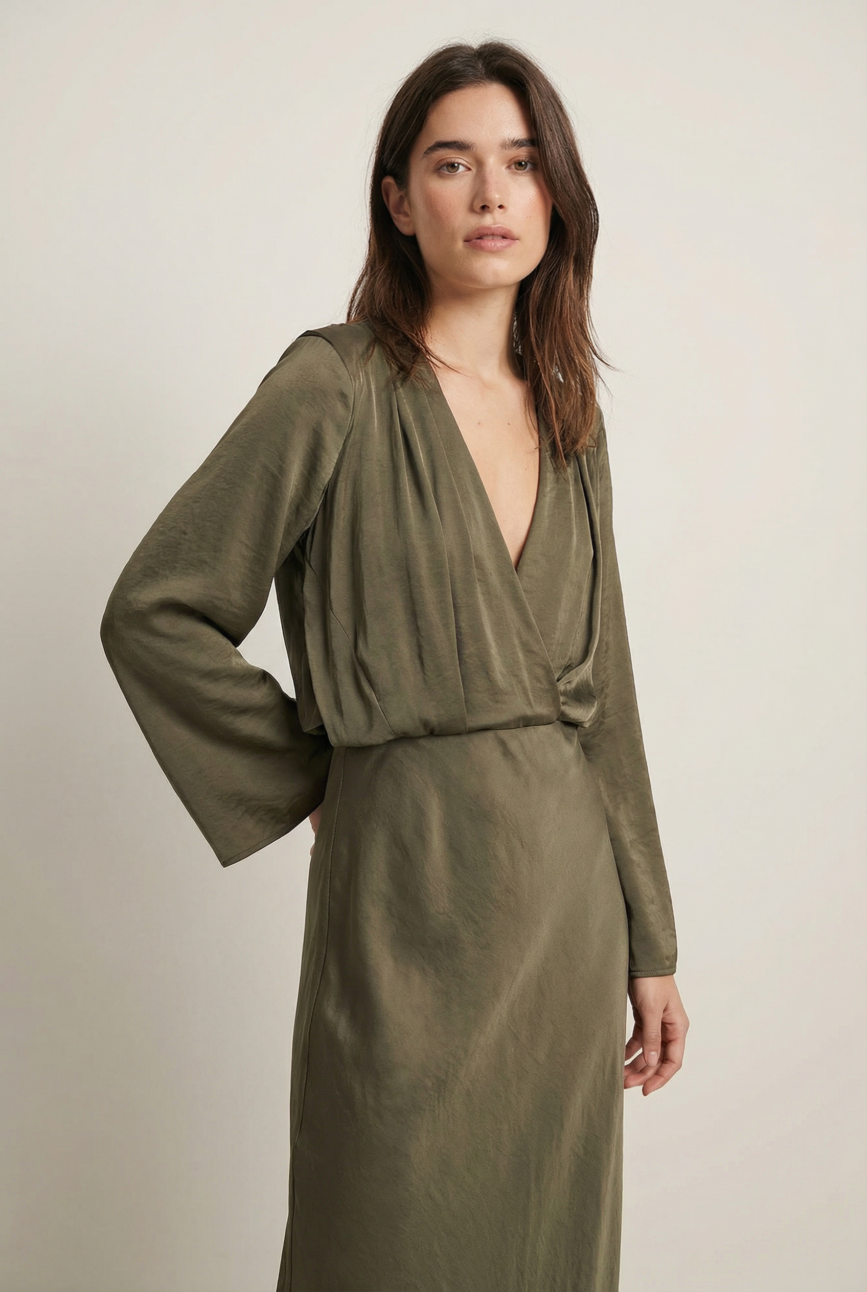 Elegante y cómodo vestido largo verde salvia fluido para noches y salidas informales.