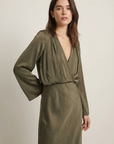 Elegante y cómodo vestido largo verde salvia fluido para noches y salidas informales.