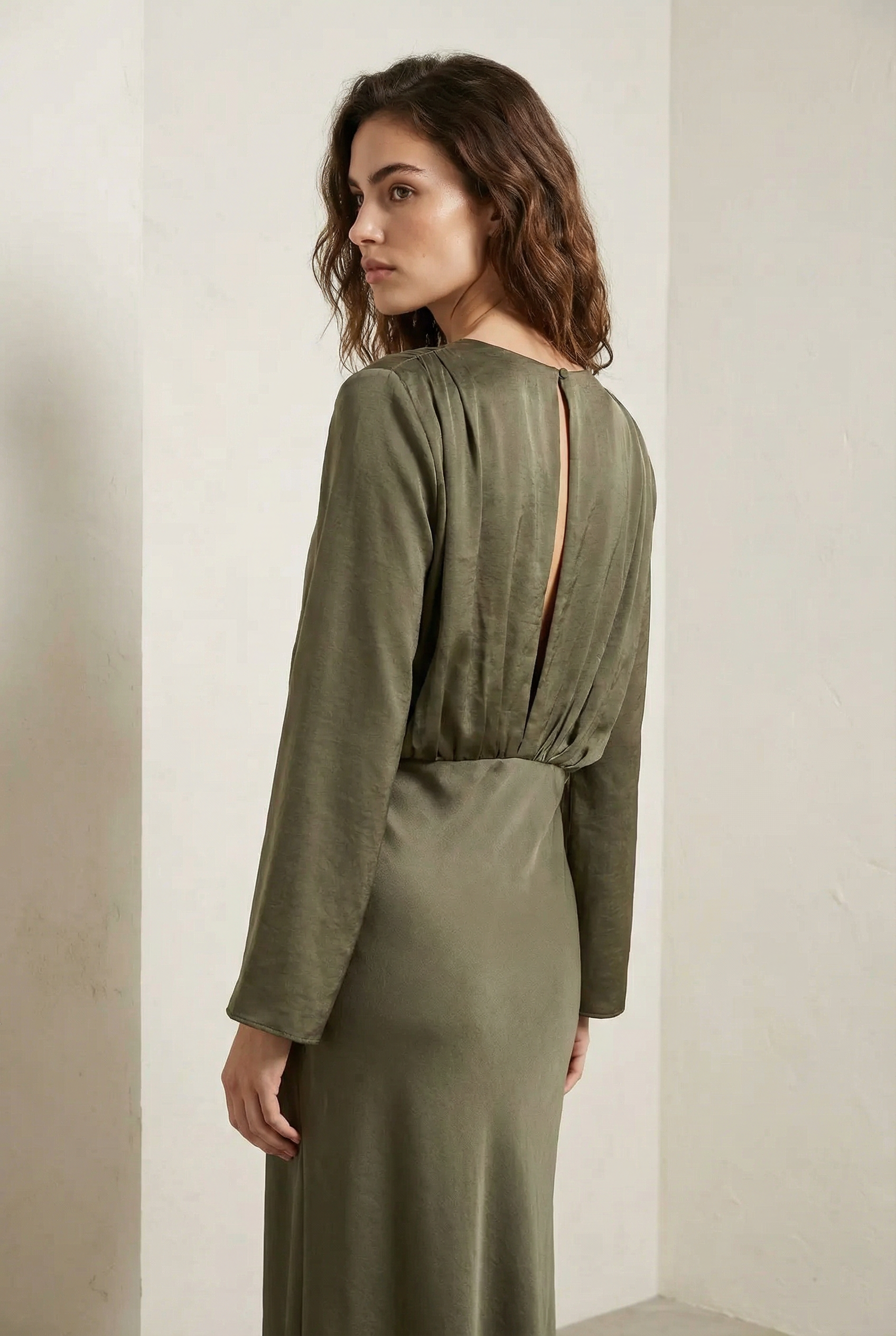 Elegante y cómodo vestido largo verde salvia fluido para noches y salidas informales.