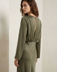 Elegante y cómodo vestido largo verde salvia fluido para noches y salidas informales.