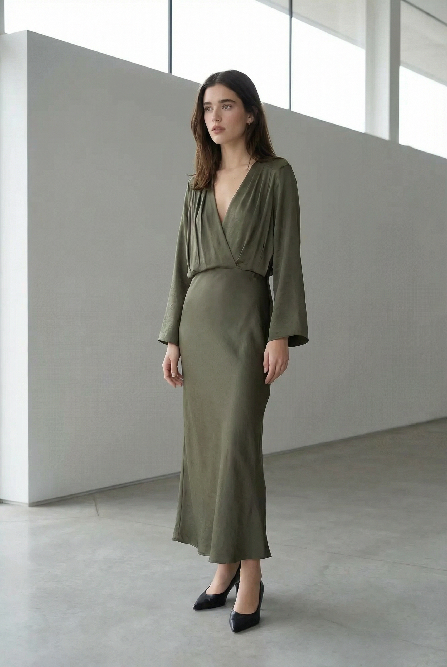 Elegante y cómodo vestido largo verde salvia fluido para noches y salidas informales.