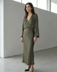 Elegante y cómodo vestido largo verde salvia fluido para noches y salidas informales.