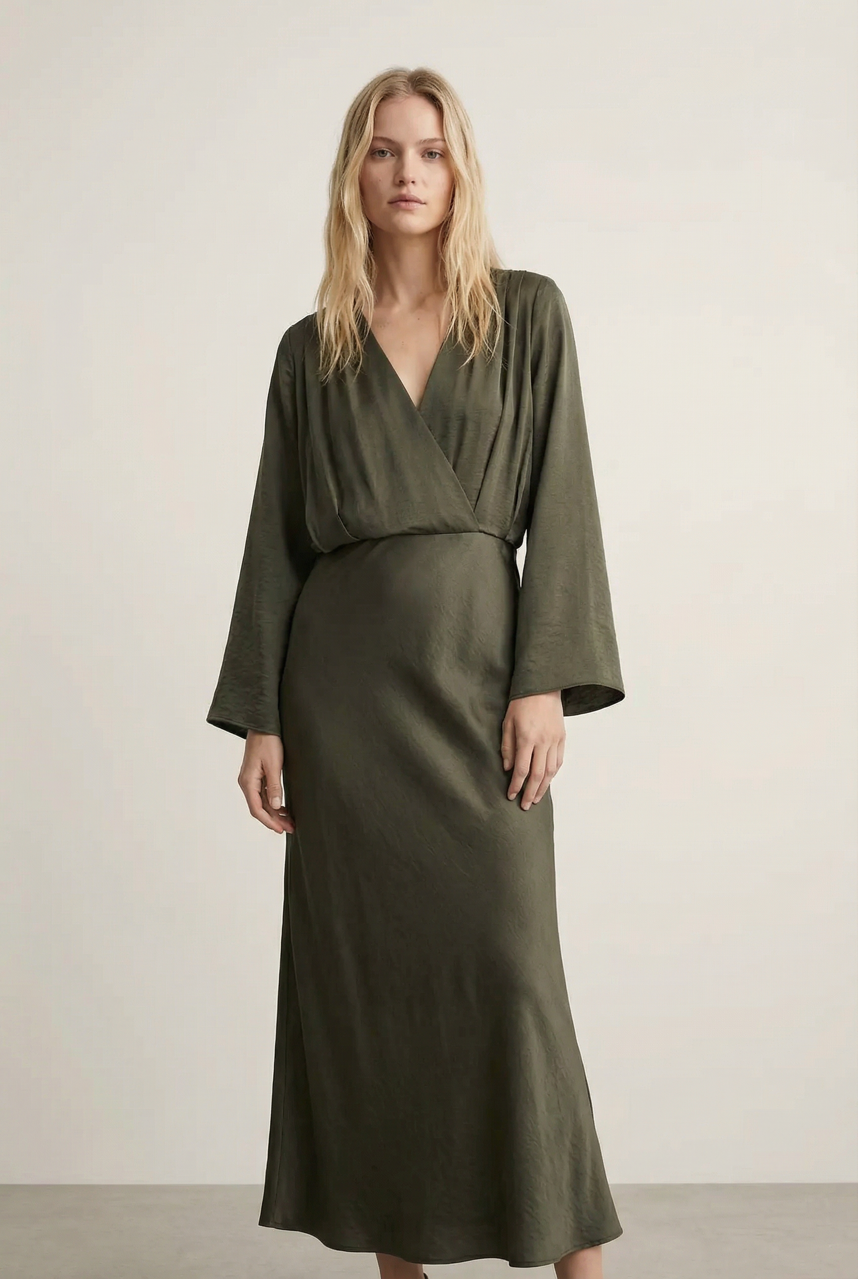 Elegante y cómodo vestido largo verde salvia fluido para noches y salidas informales.