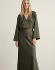 Elegante y cómodo vestido largo verde salvia fluido para noches y salidas informales.