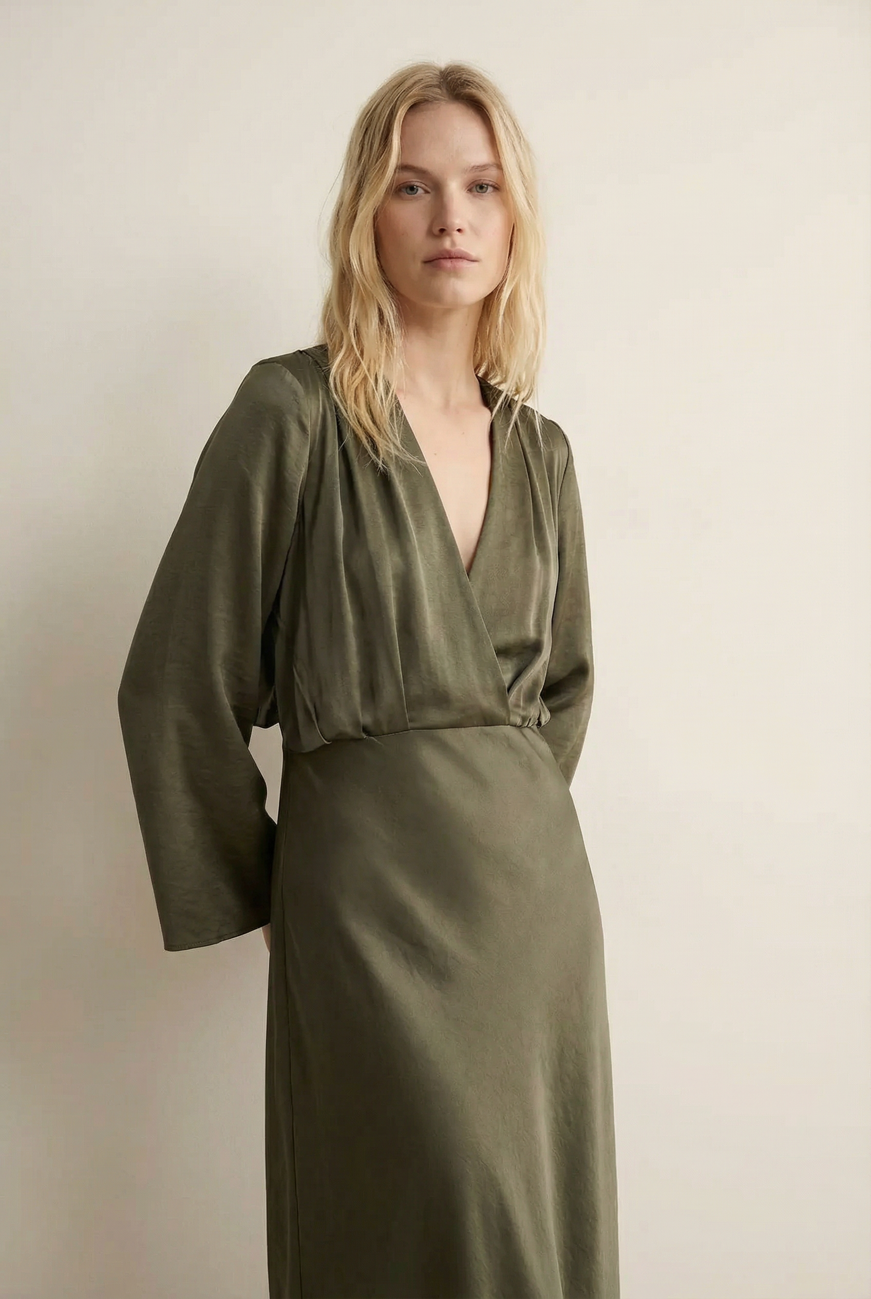 Elegante y cómodo vestido largo verde salvia fluido para noches y salidas informales.
