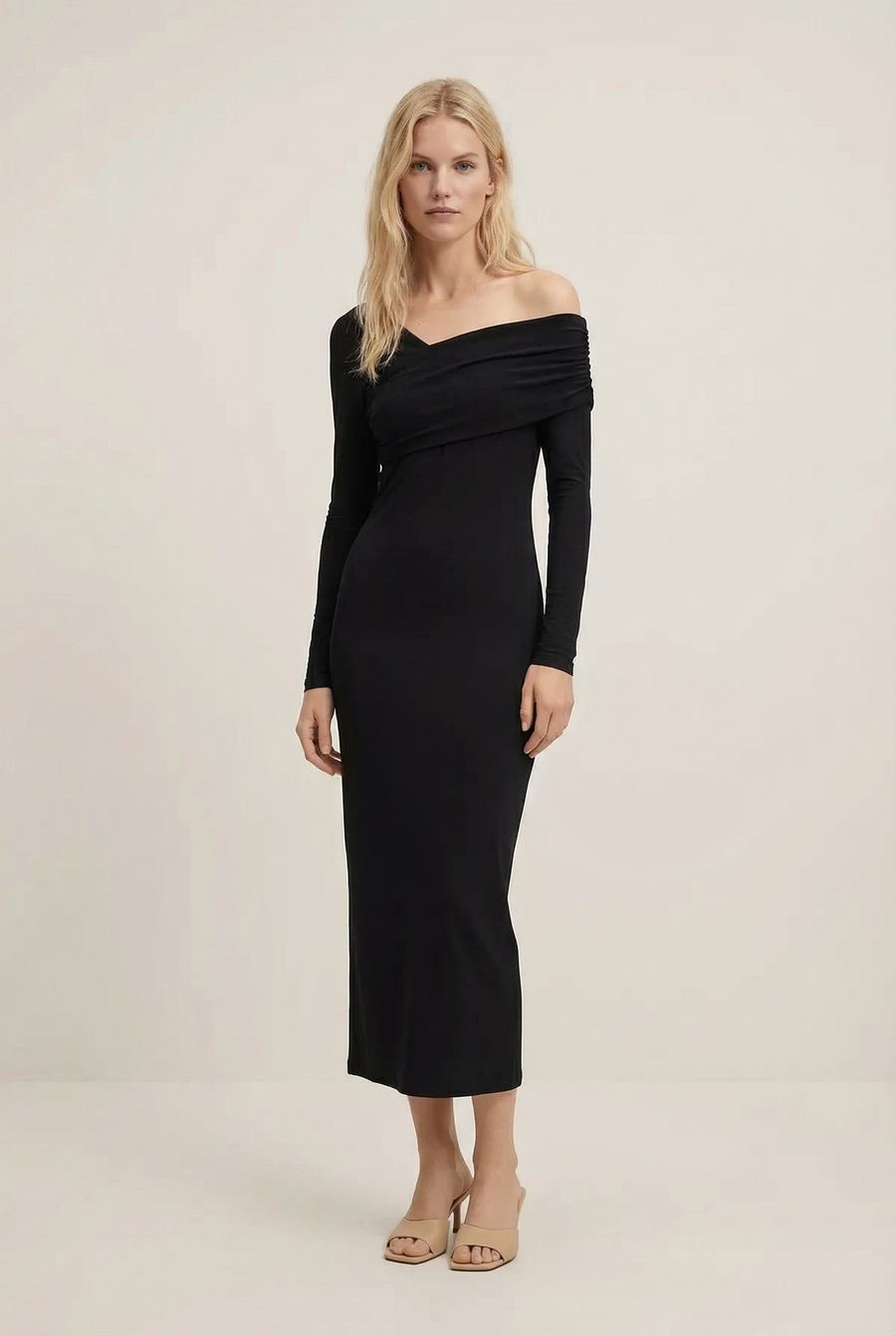 Robe Moulante Asymétrique Noire À Manches Longues détail du produit
