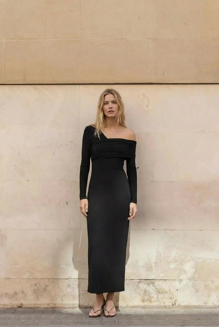 Robe Moulante Asymétrique Noire À Manches Longues look complet