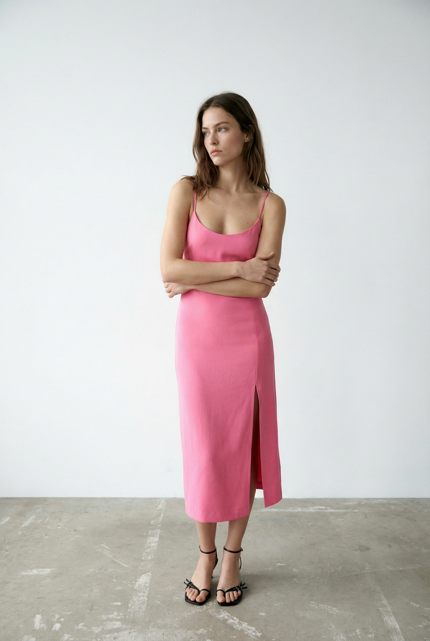 Vestido midi de tirantes rosa brillante con abertura