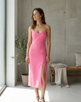 Vestido midi de tirantes rosa brillante con abertura