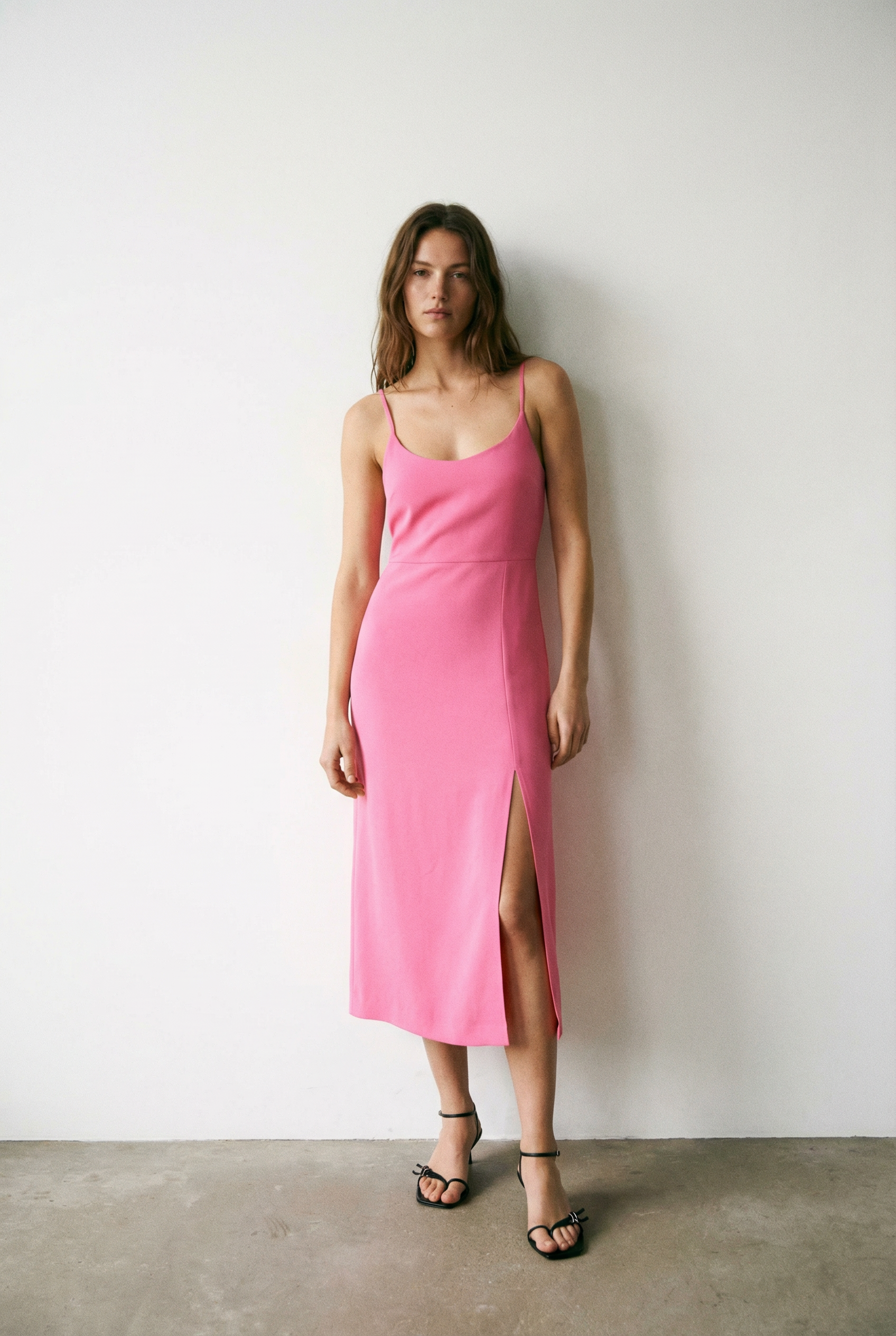 Vestido midi de tirantes rosa brillante con abertura