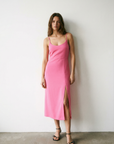 Vestido midi de tirantes rosa brillante con abertura
