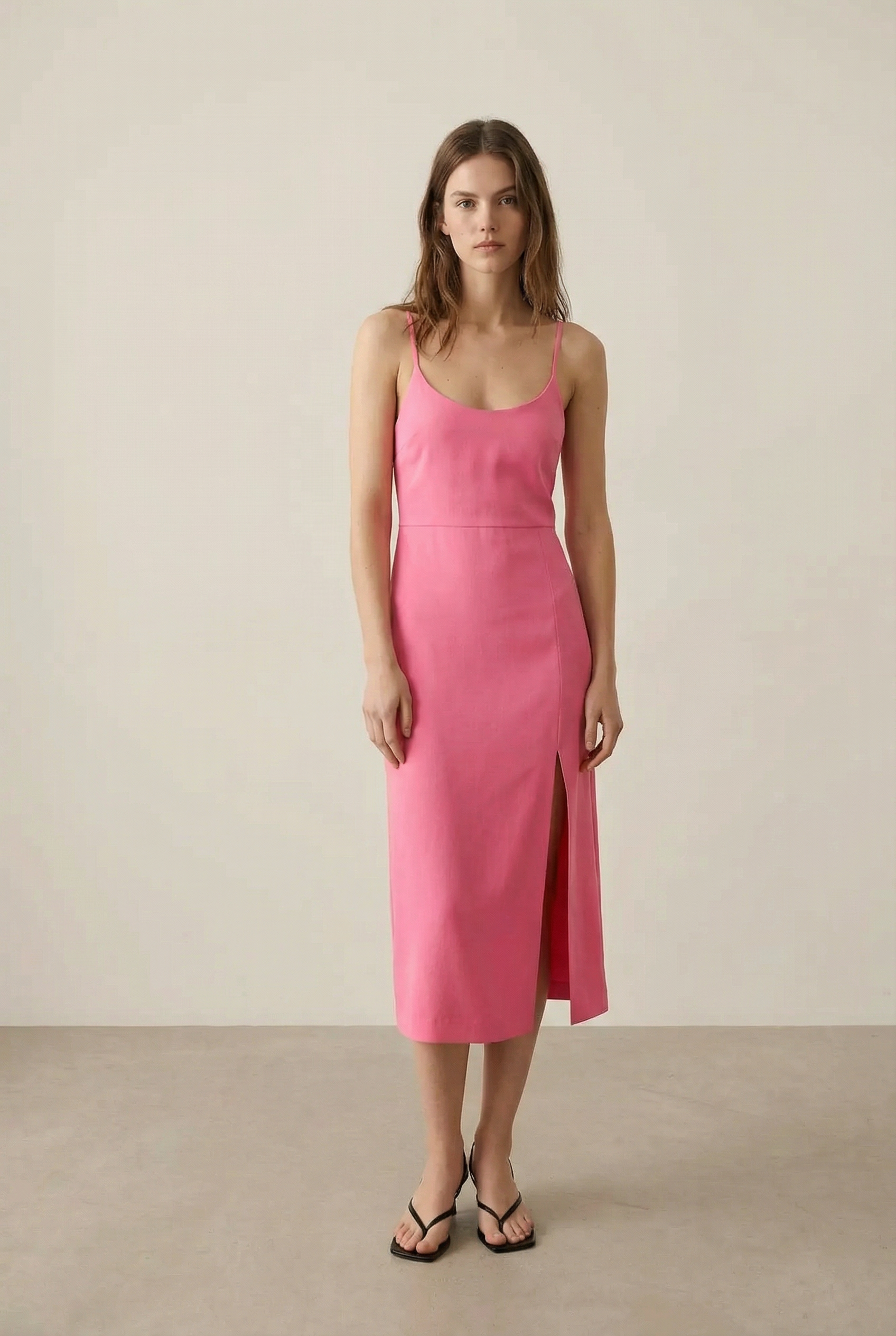 Vestido midi de tirantes rosa brillante con abertura