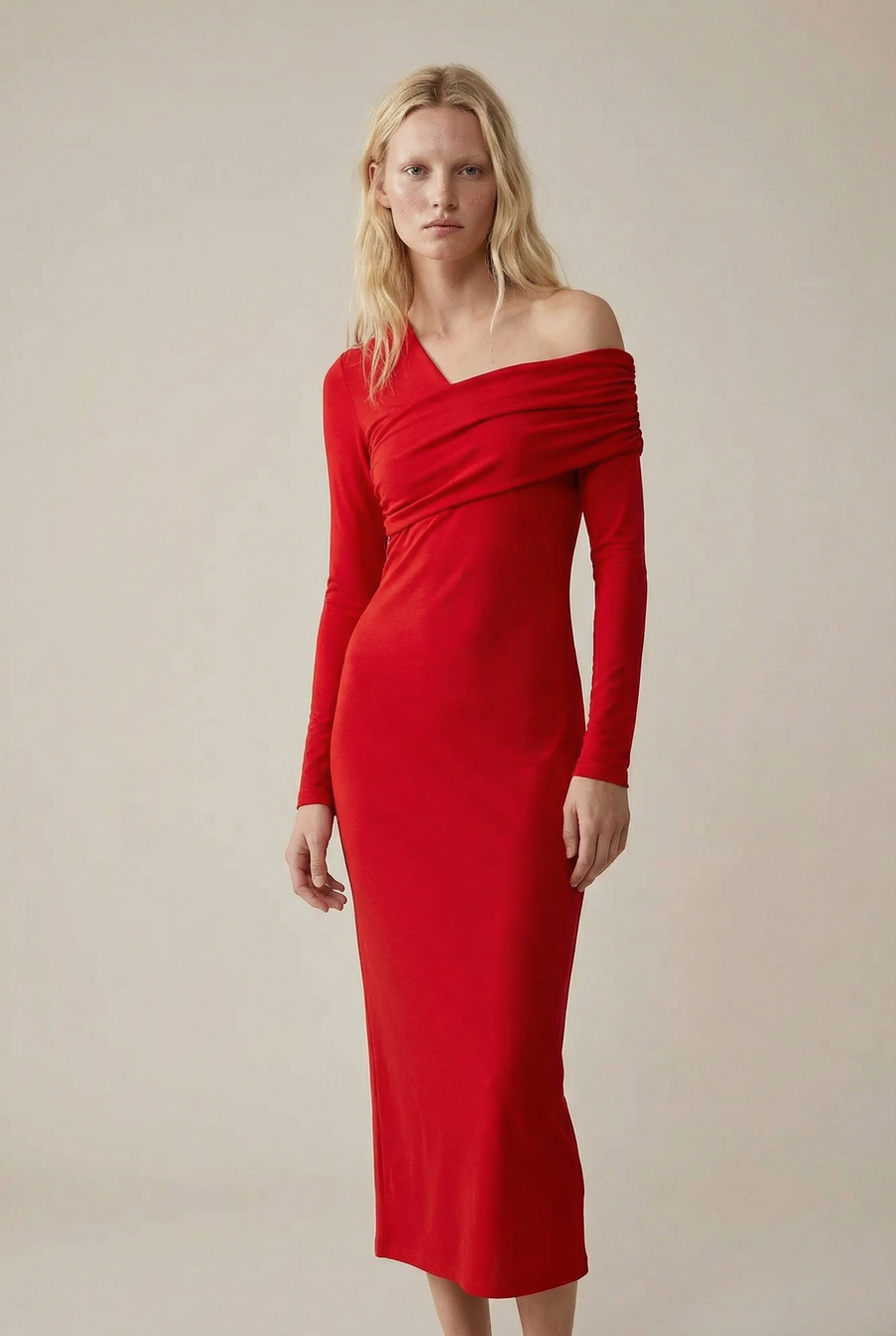 Robe Rouge Moulante Asymétrique