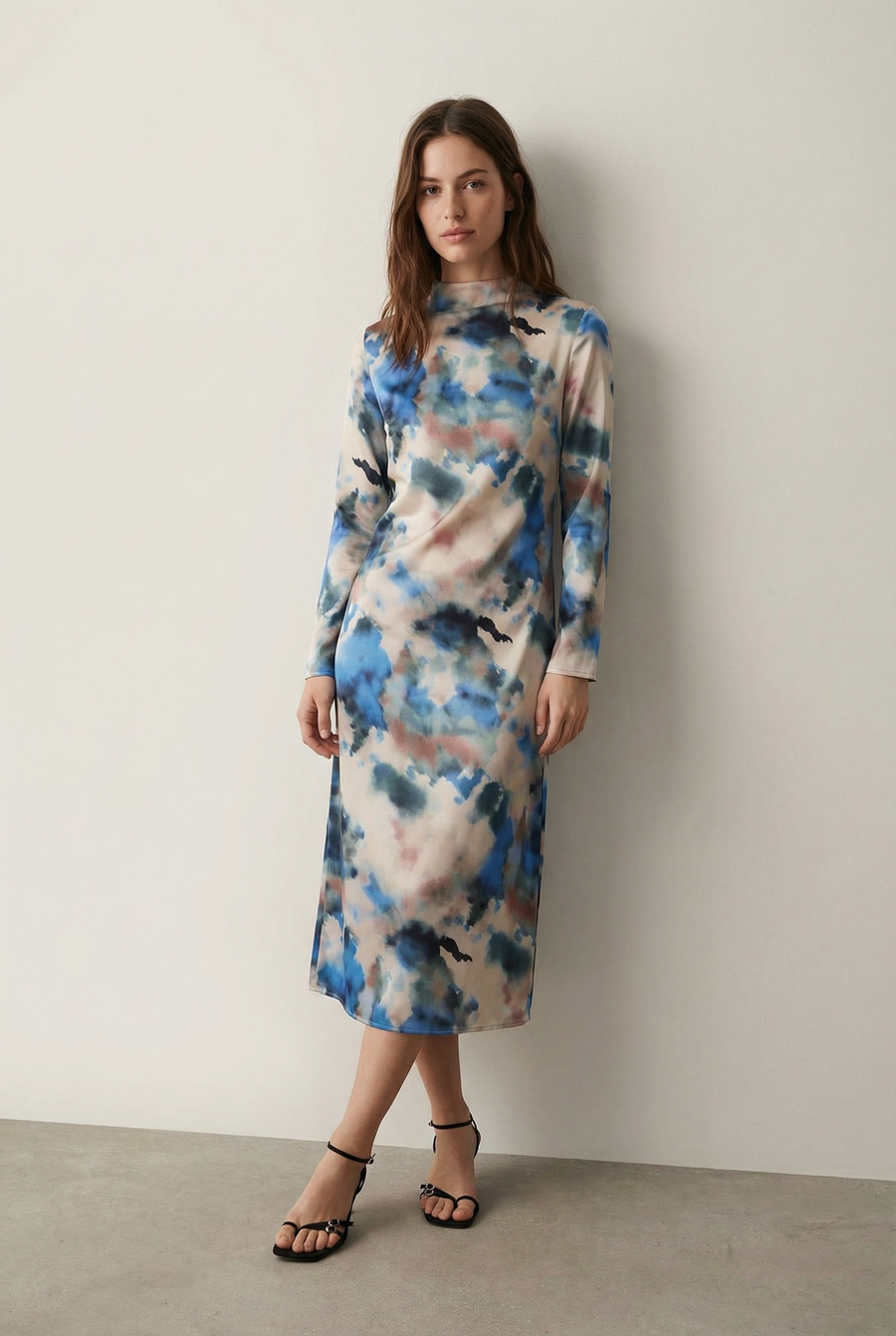 Vestido fluido de satén con estampado de acuarela