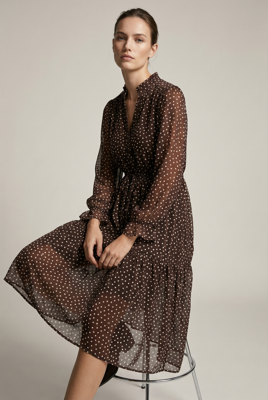 Robe à pois marron – Coupe midi fluide à cordon – Manches longues