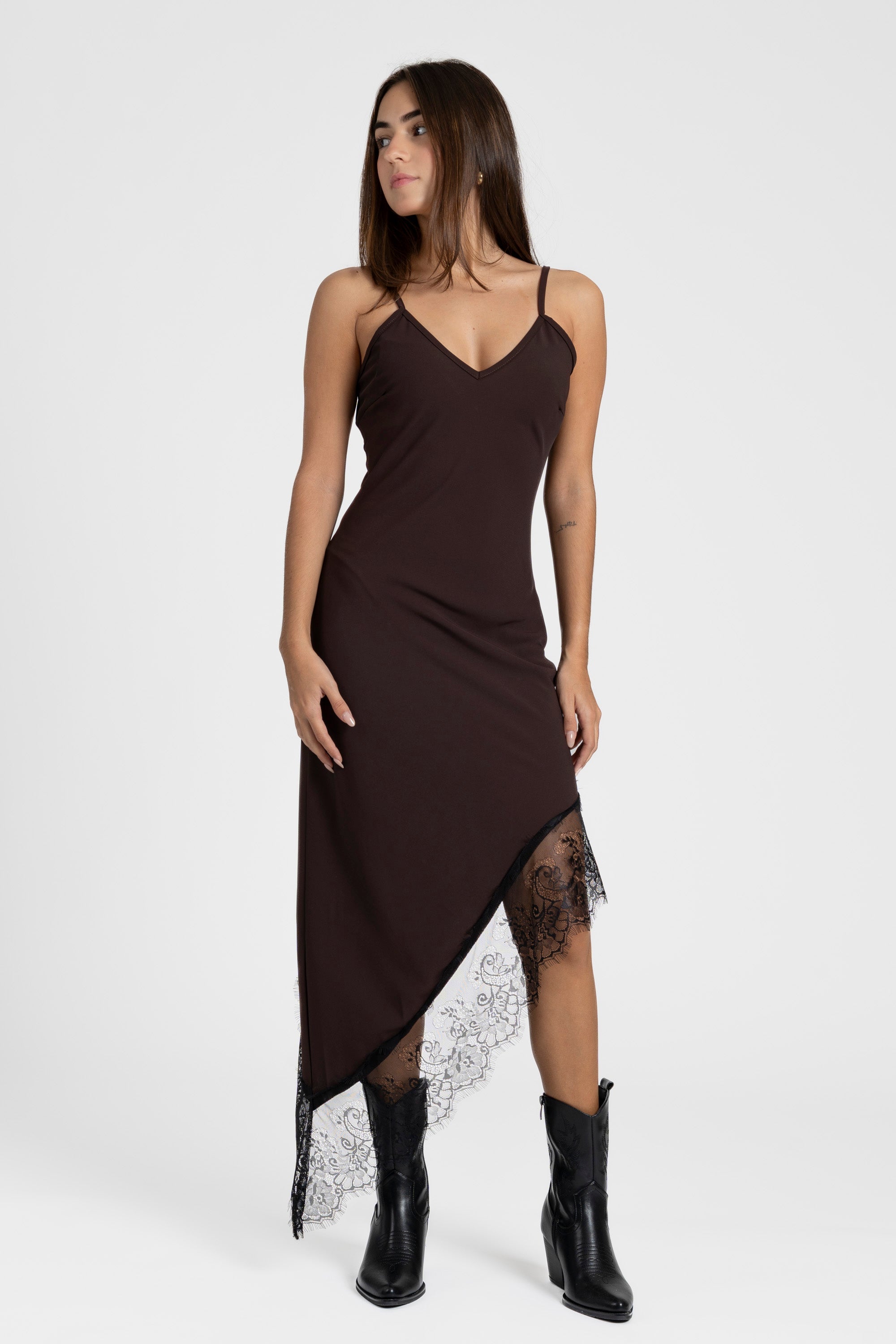 Modèle portant une robe asymétrique dentelle Bretelles fines Tissu extensible en brun, avec une touche chic et contemporaine.