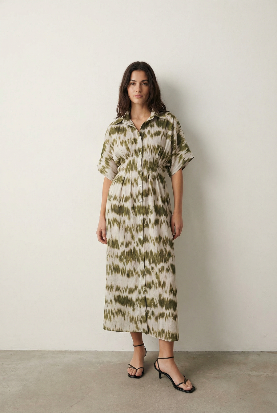 Robe chemise tie-dye kaki et blanc vue portée