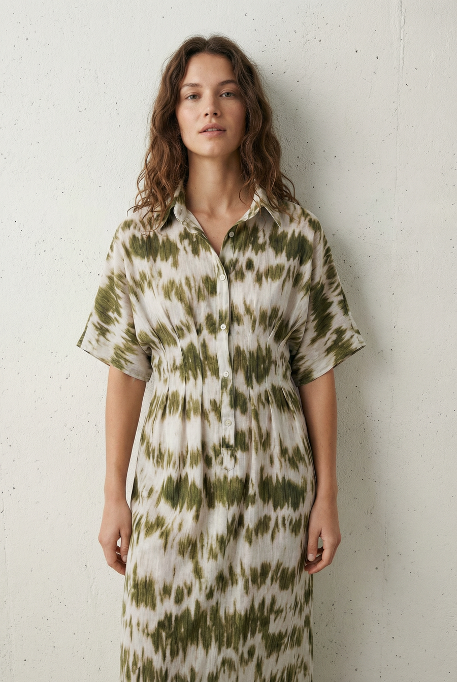Robe chemise tie-dye kaki et blanc vue de profil