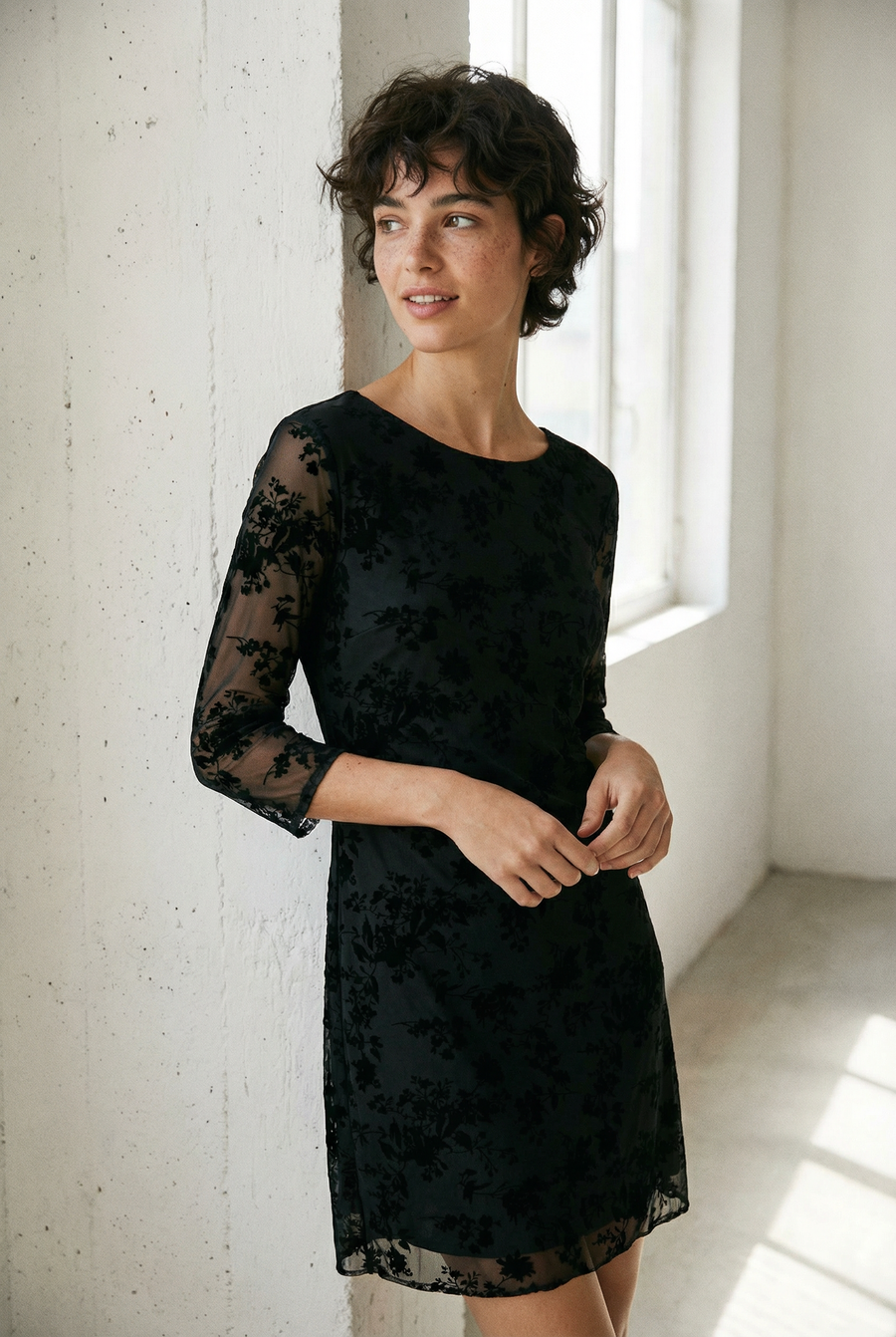 Robe courte dentelle chic manches 3/4 noir bordeaux maille stretch