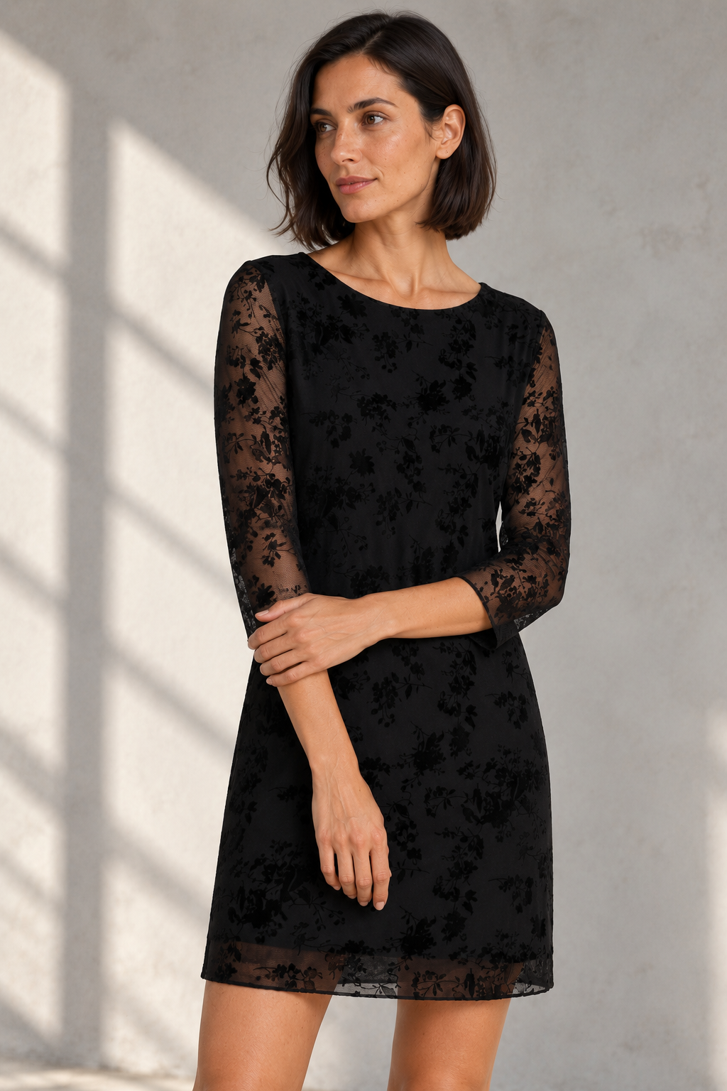 Robe courte dentelle chic manches 3/4 noir bordeaux maille stretch