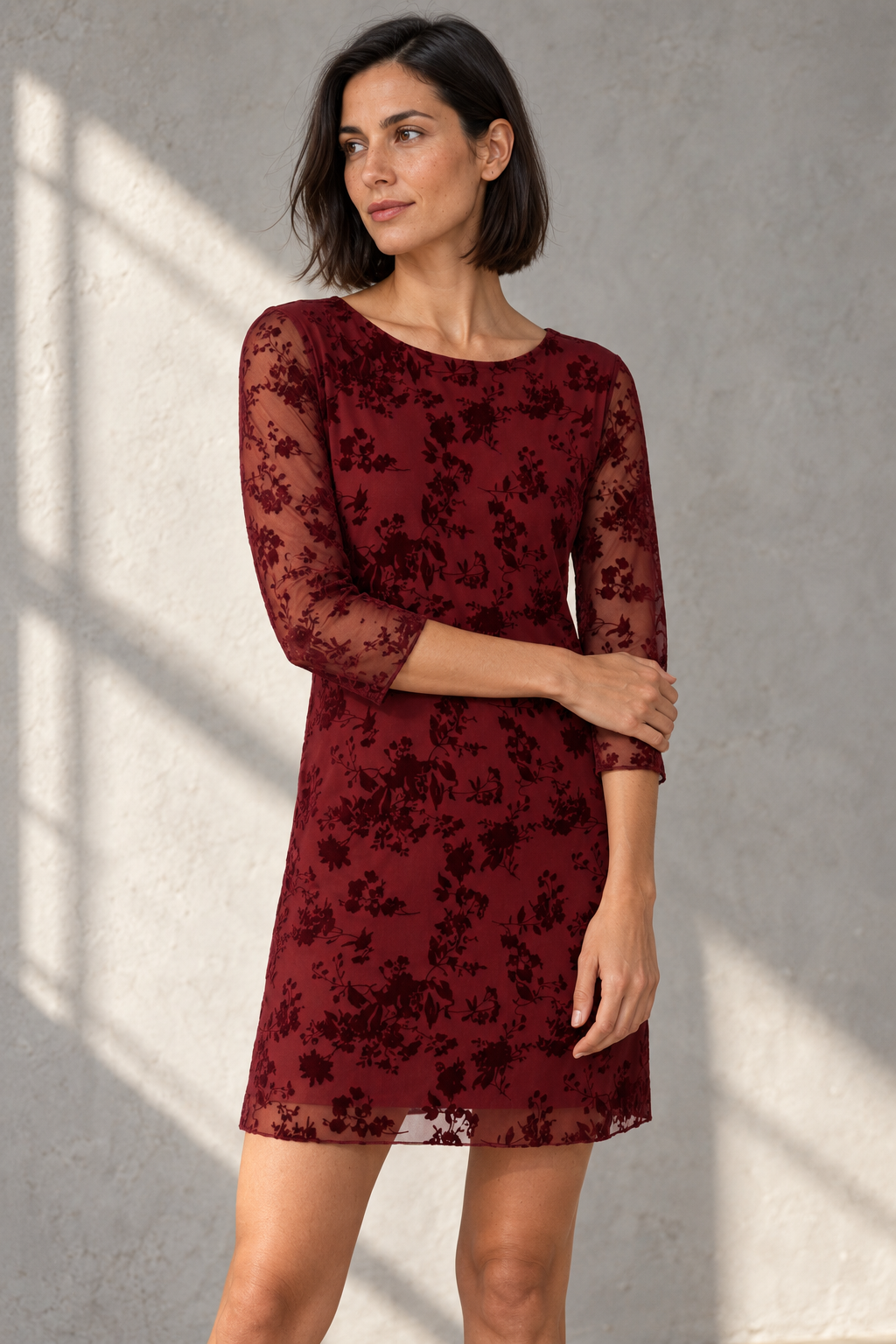 Robe courte dentelle chic manches 3/4 noir bordeaux maille stretch